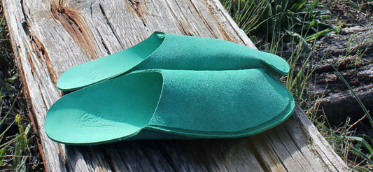 How to know the difference between leather and synthetic materials
